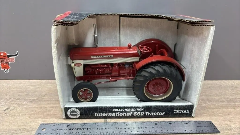 ERTL 1:16 International 660 Die Cast Tractor.