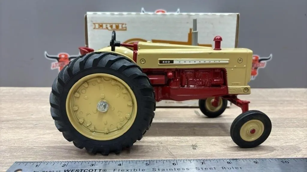 ERTL 1:16 Cockshutt 560 Die Cast Tractor.