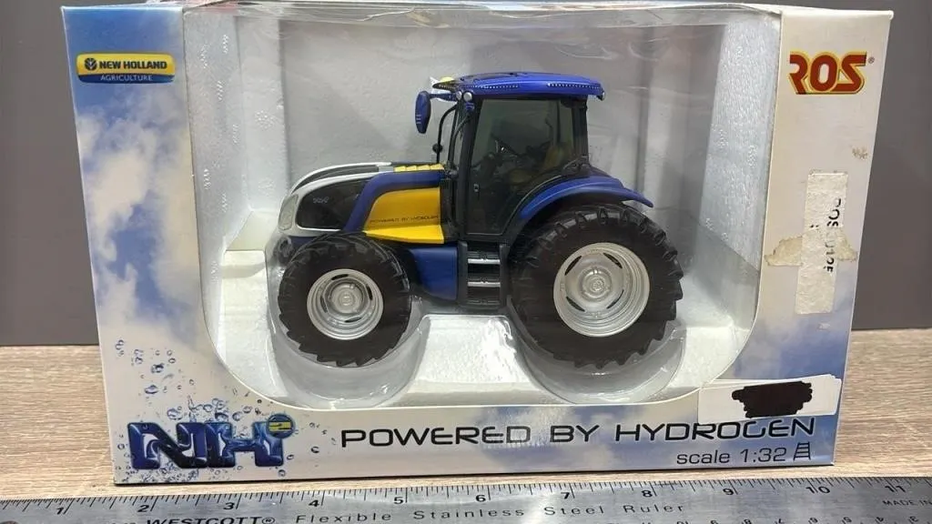 1:32 New Holland Powered by Hydrogen ROS Plastic