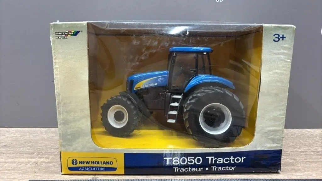 ERTL 1:32 New Holland T8050 Die Cast Tractor.