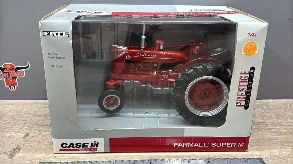 ERTL 1:16 Prestige McCormick Farmall SUPER M Die