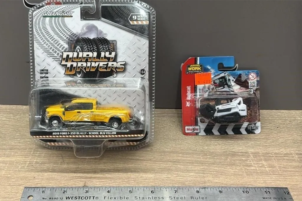 1:64 Ford F-350 Dually & Plastic Bobcat.