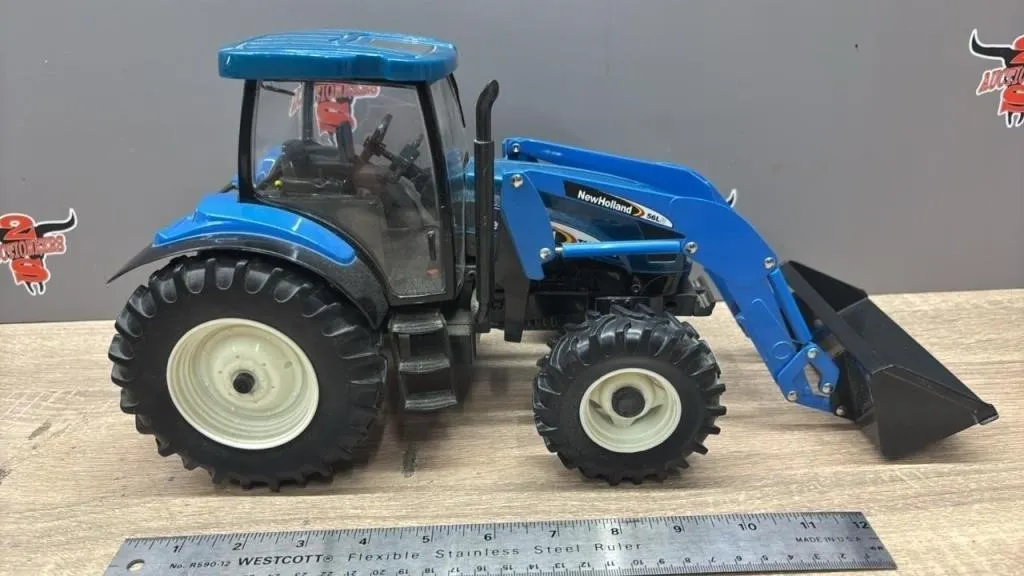 1:16 New Holland 56LB Metal/Plastic Tractor.