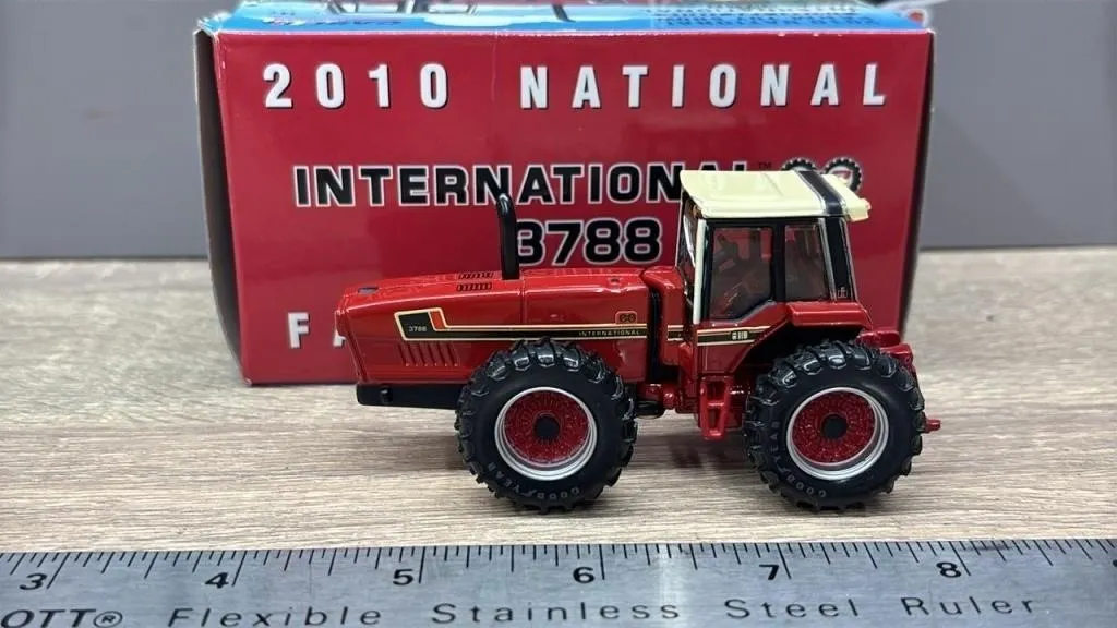 ERTL 1:64 Case International 3788 Die Cast 2010