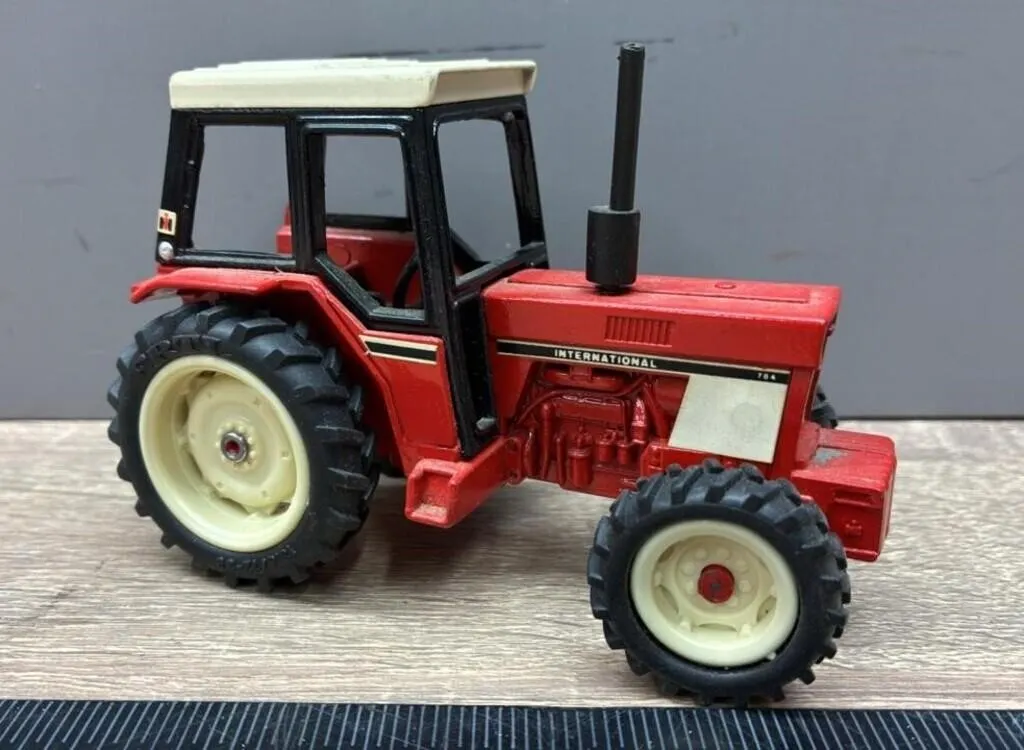 1:64 ERTL International 784 Tractor.