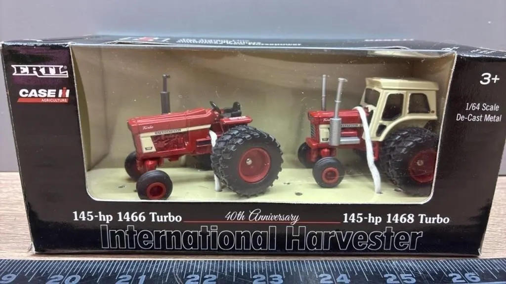 1:64 ERTL International 1466 & 1468 Tractors -