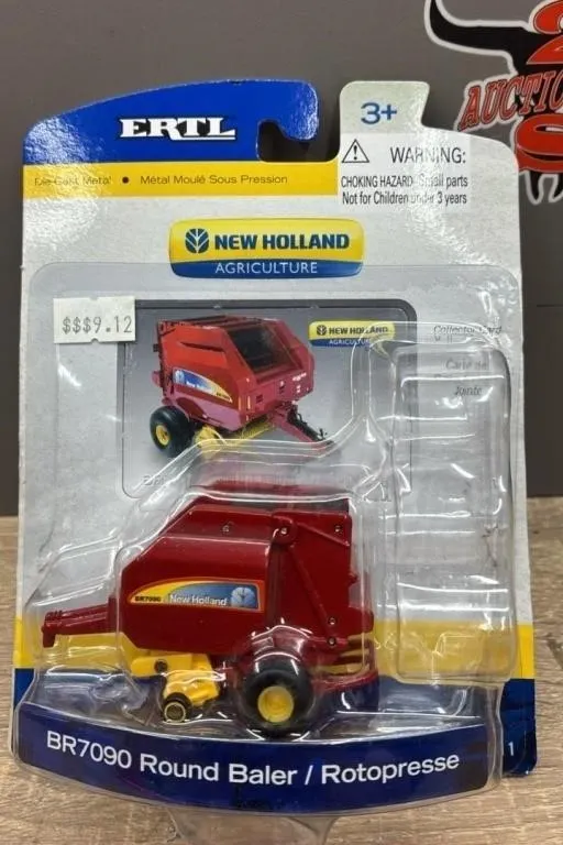 1:64 ERTL New Holland BR7090 Round Baler.