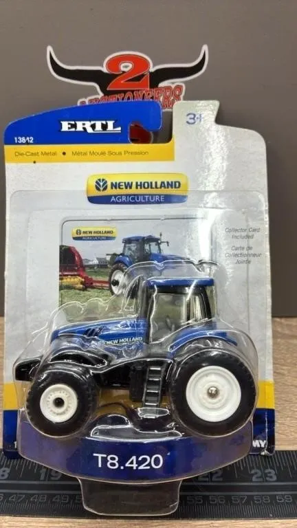 1:64 ERTL New Holland T8.420 Tractor.