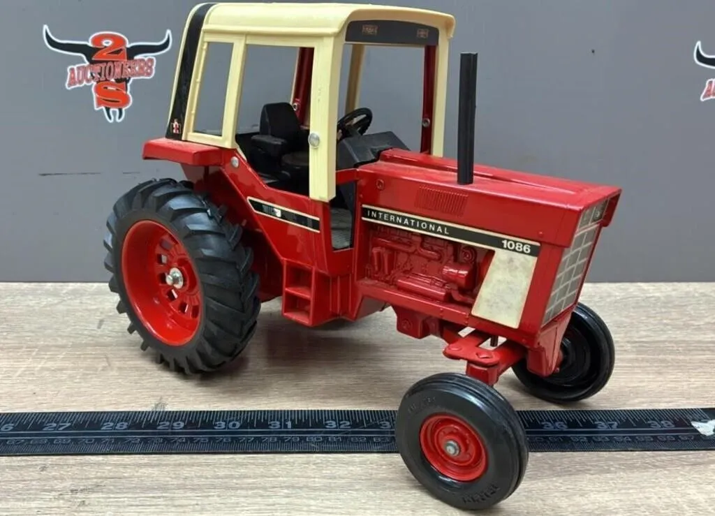 1:16 ERTL International 1086 Tractor.