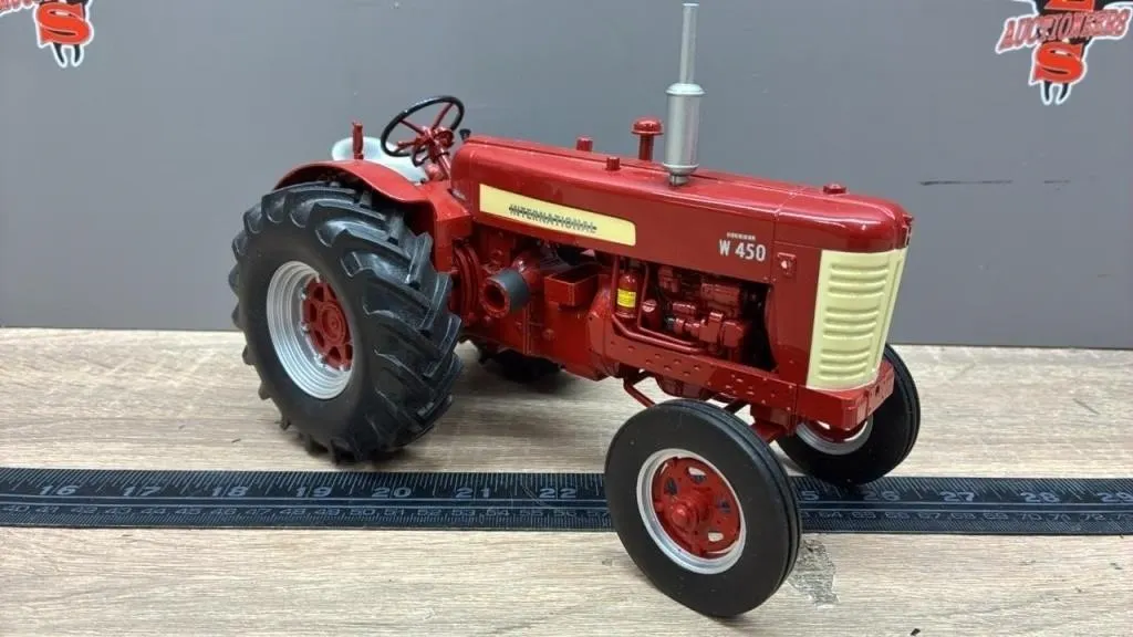 1:16 International W450 Tractor. Headlights