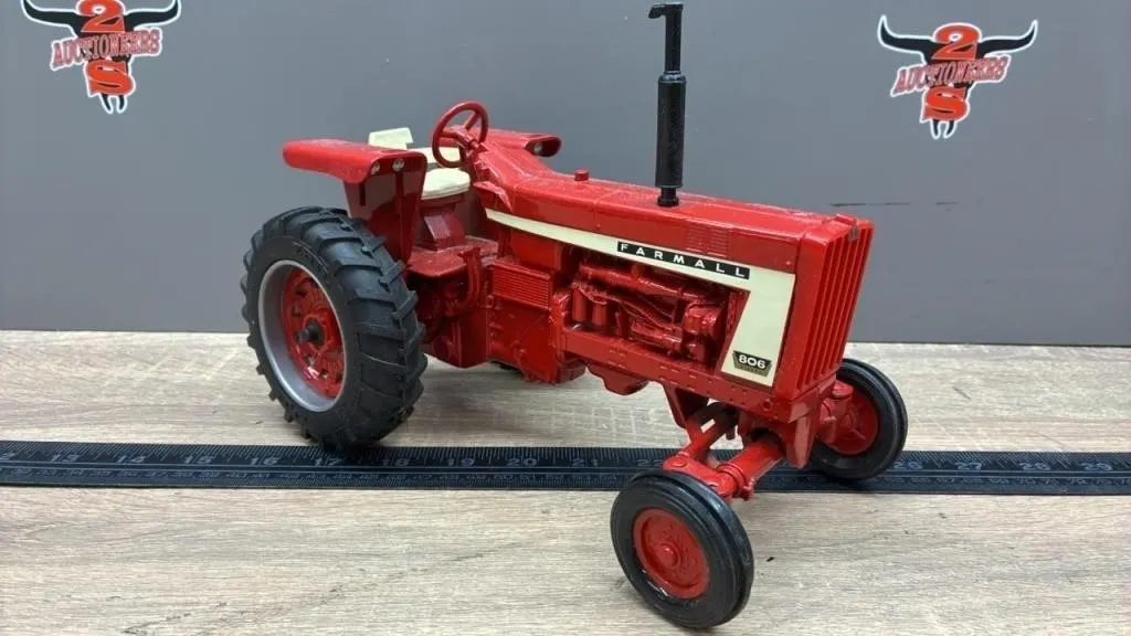 1:16 ERTL Farmall 806 Tractor.
