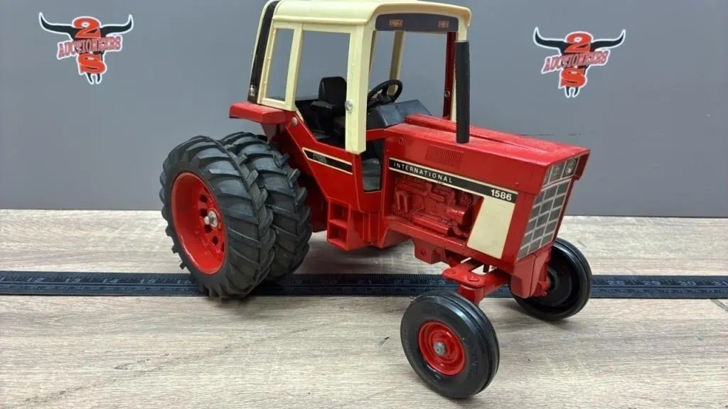 1:16 ERTL International 1586 Tractor.
