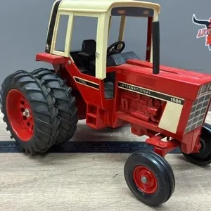 1:16 ERTL International 1586 Tractor.