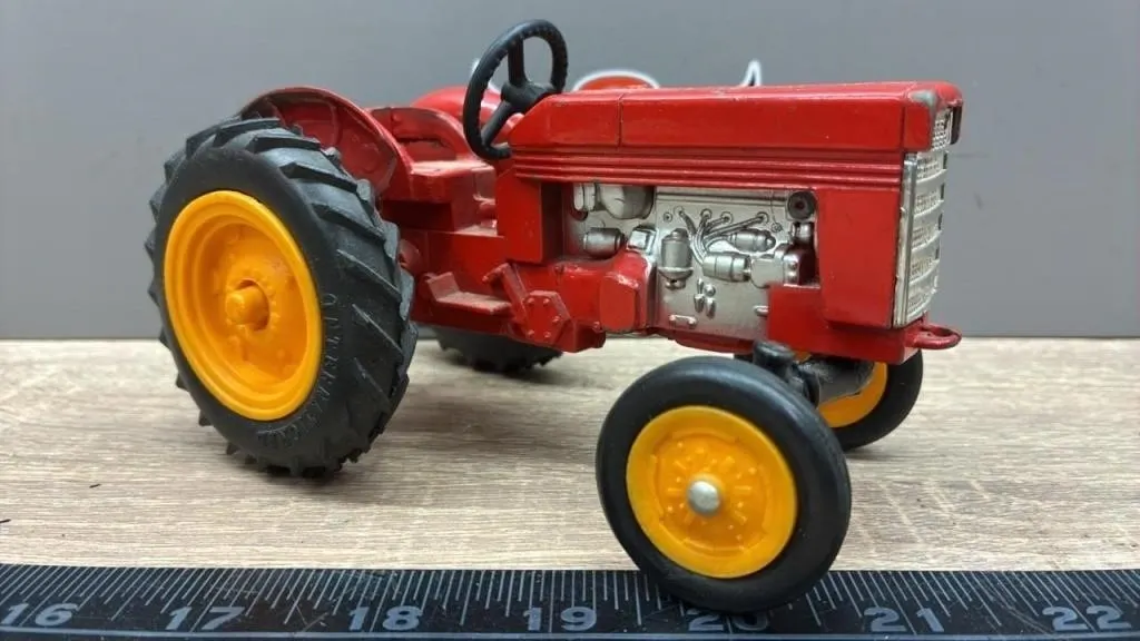 1:32 International Tractor.
