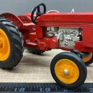 1:32 International Tractor.