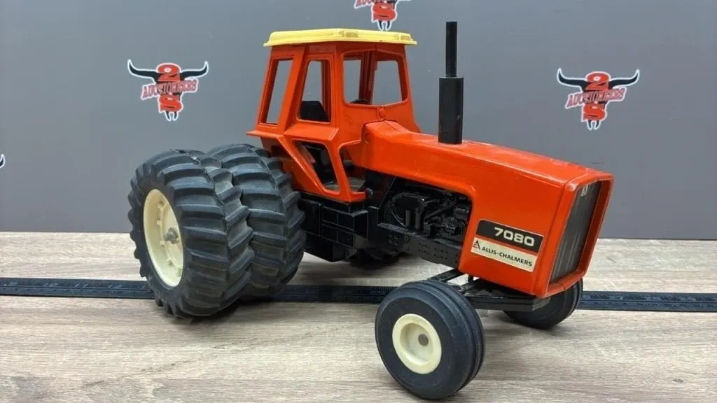 1:16 Allis Chalmers 7080 Tractor.