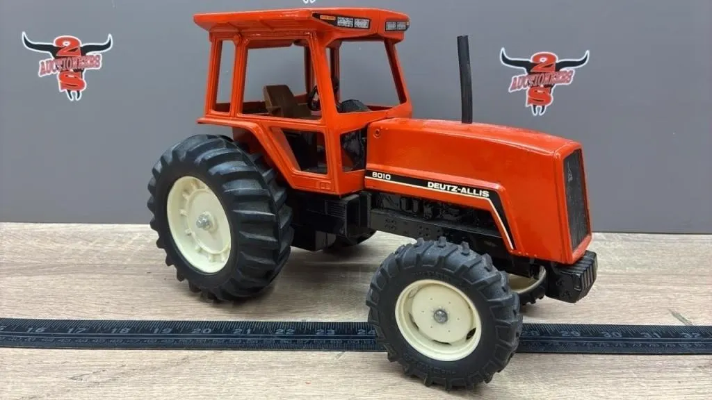 1:16 ERTL Deutz Allis 8010 Tractor.