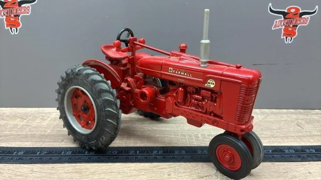 1:16 ERTL Farmall M-TA Tractor.
