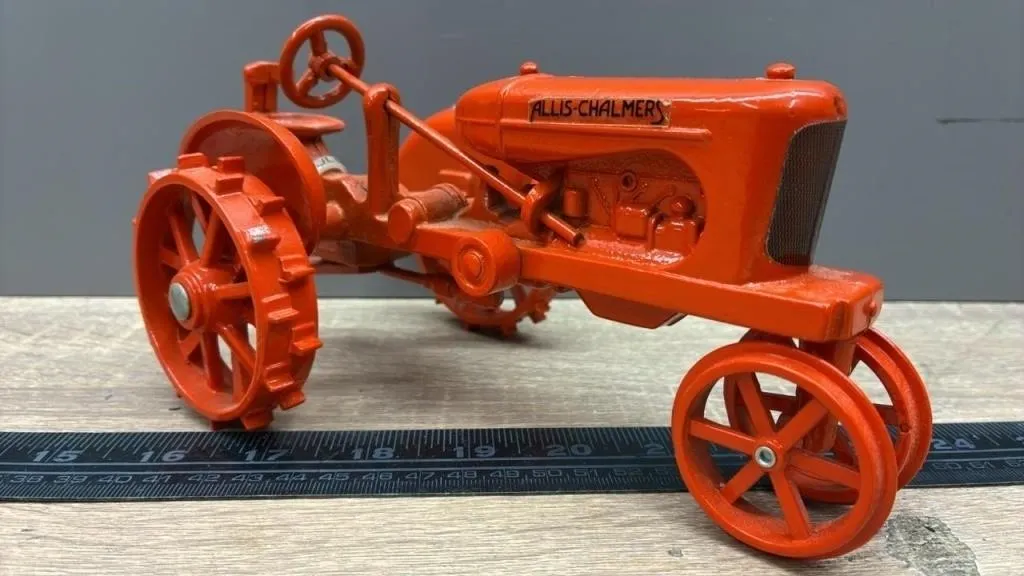 1:16 Allis Chalmers Narrow Front Tractor.