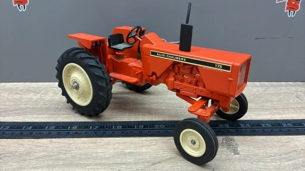 1:16 SpecCast Allis Chalmers 175 Tractor.