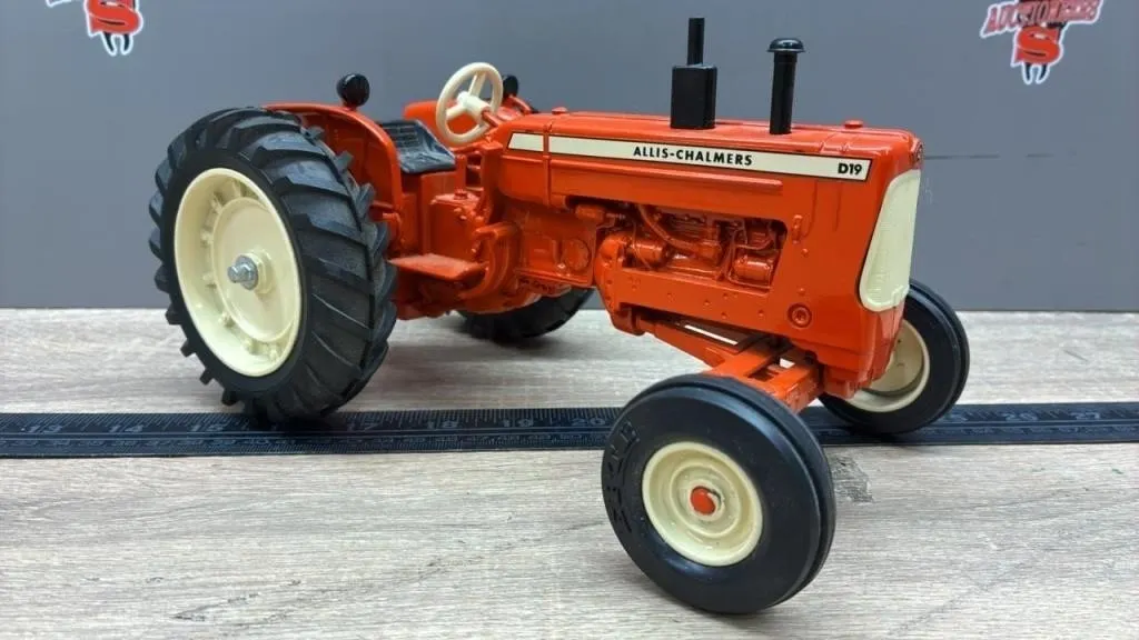 1:16 ERTL Allis Chalmers D19 Tractor.