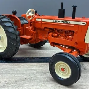 1:16 ERTL Allis Chalmers D19 Tractor.