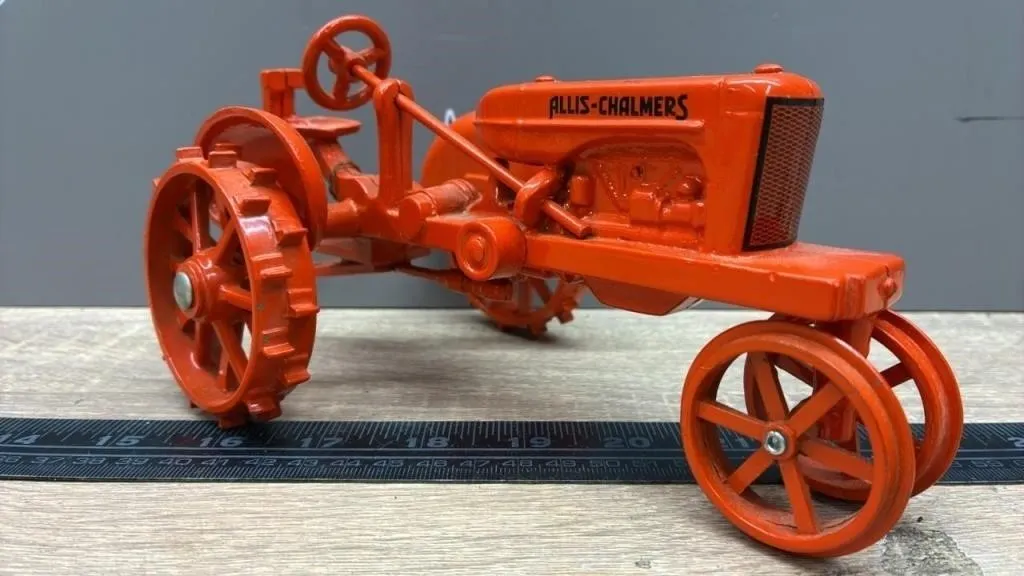 1:16 ERTL Allis Chalmers Narrow Front Tractor.