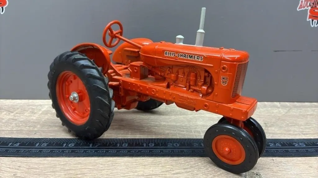 1:16 Allis Chalmers WD45 Tractor.