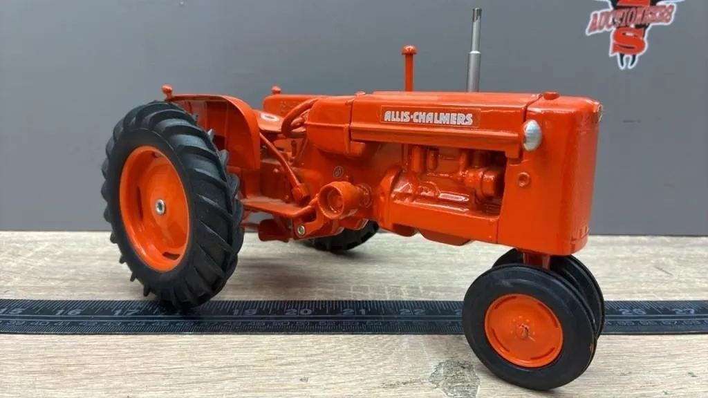 1:16 Scale Models Allis Chalmers Tractor.