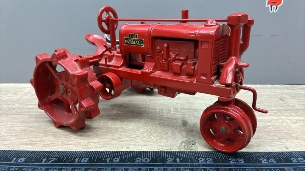 1:16 Farmall F-30 Tractor.