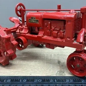 1:16 Farmall F-30 Tractor.