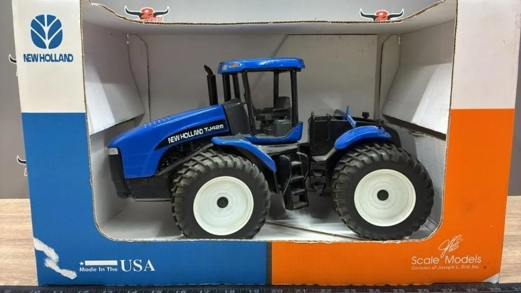 1:16 Scale Models New Holland TJ425 Tractor.