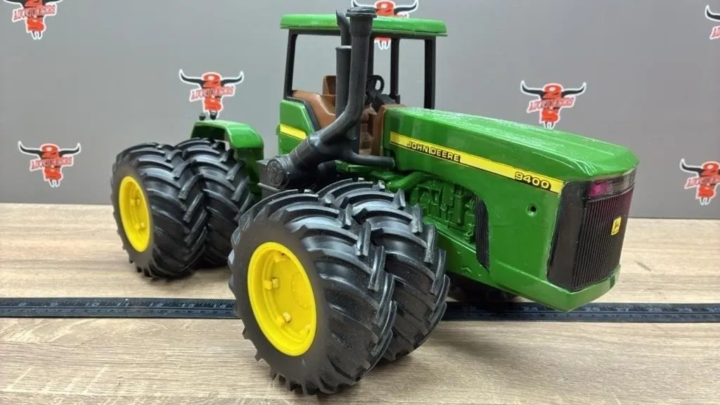 1:16 John Deere 9400. Appears To Be Repainted.