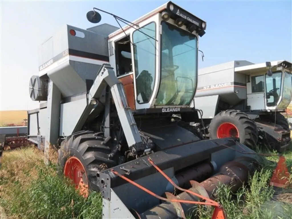 AC Gleaner L2 Combine w/pickup table (for parts)