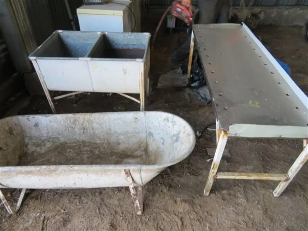 Db. Tub * Metal Table * Wash Tub