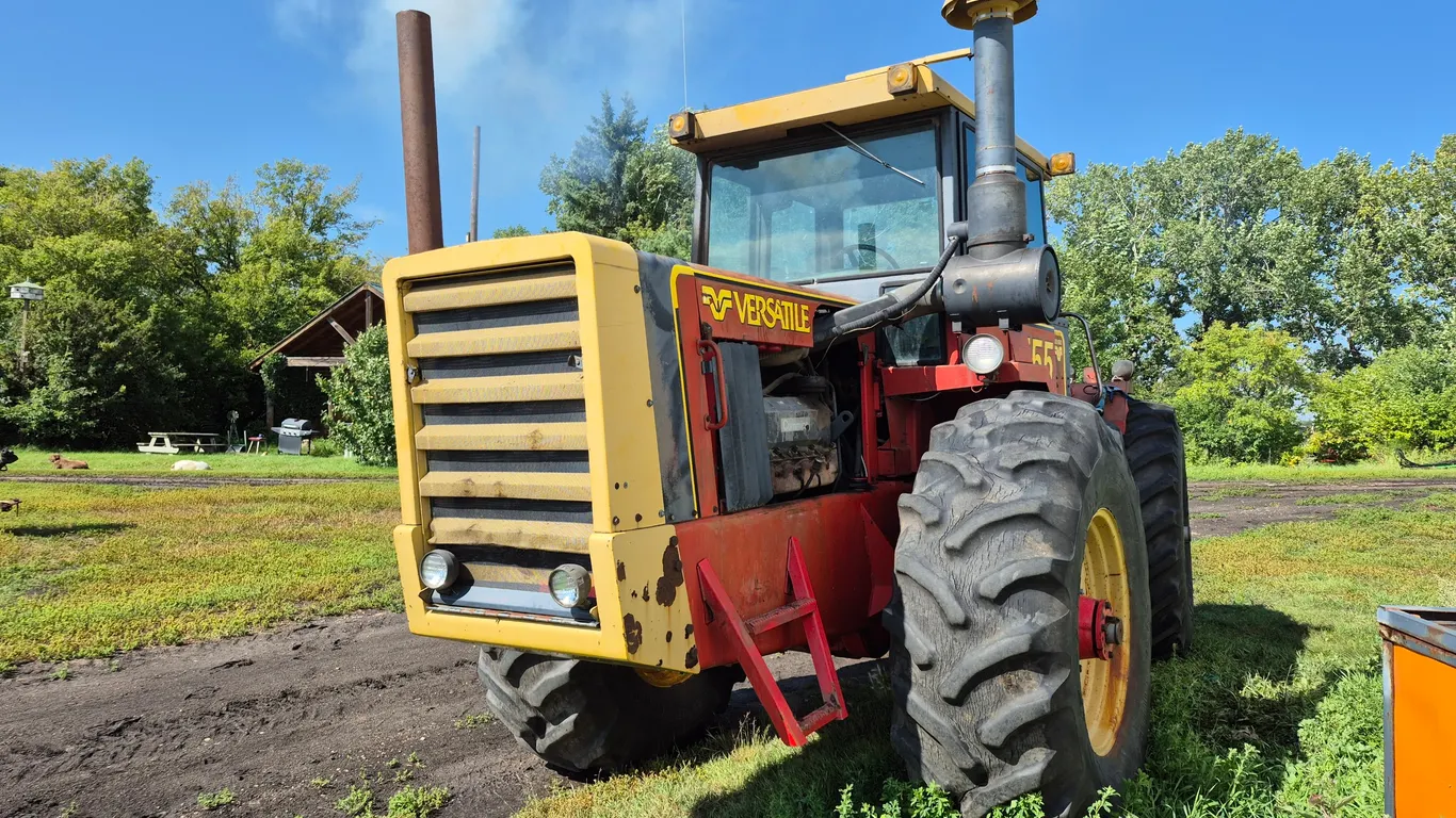 1981 VERSATILE 555 TRACTOR