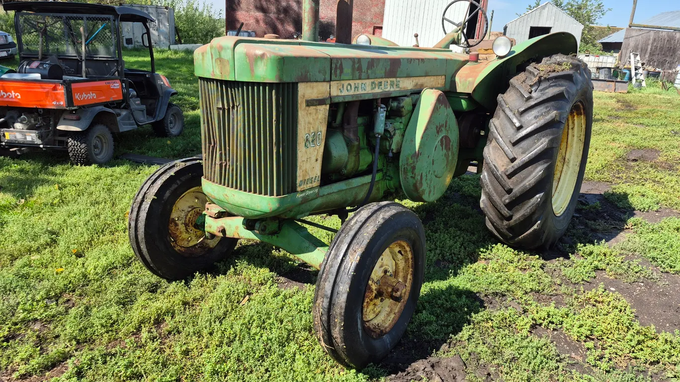 JOHN DEERE 820 2WD TRACTOR
