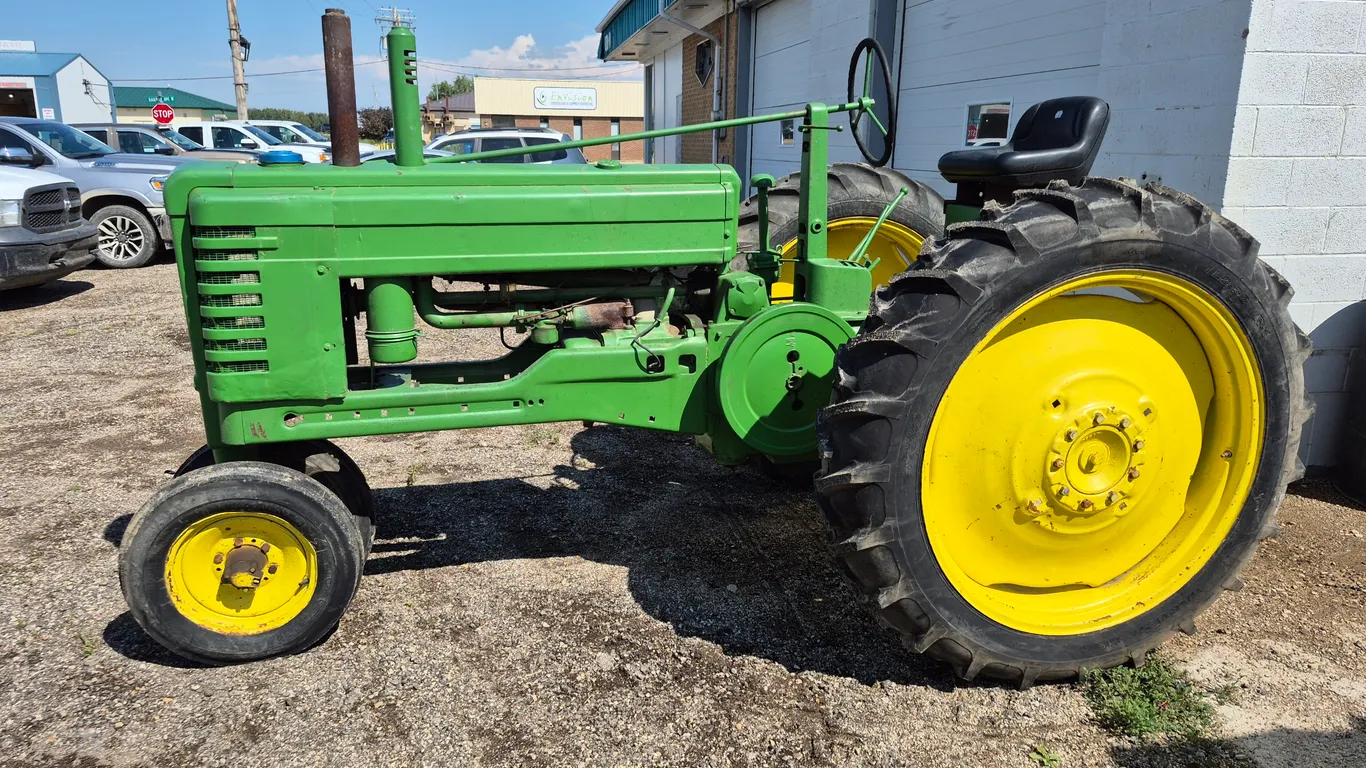 JOHN DEERE B ANTIQUE TRACTOR
