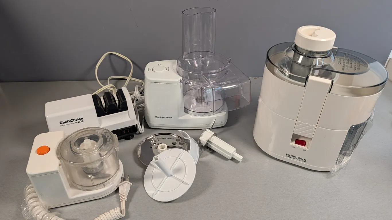 Kitchen Appliance Lot: Hamilton Beach Juicer, Food Processor, Black & Decker Chopper, Chef’sChoice K