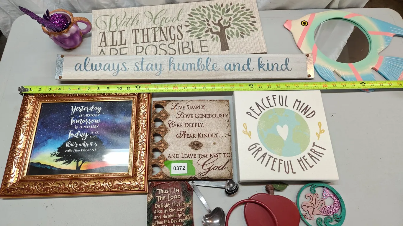 Assorted Home Decor & Inspirational Plaques Collection