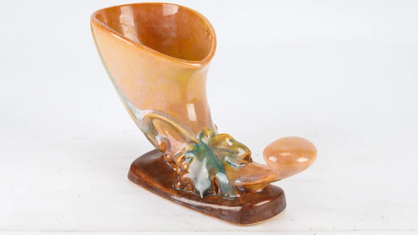 Vintage Roseville Wincraft Cornucopia Vase - 221-8”