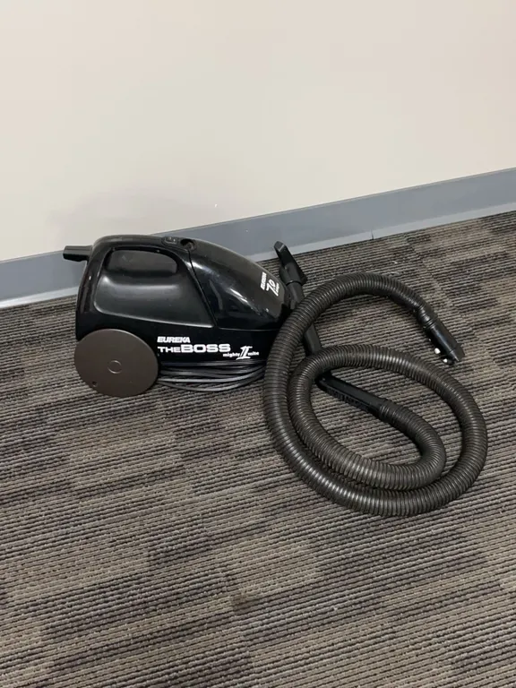 Eureka The Boss Mighty Mite II 7.0 Amp Canister Vacuum Cleaner with Hose and Attachments, Black Fini