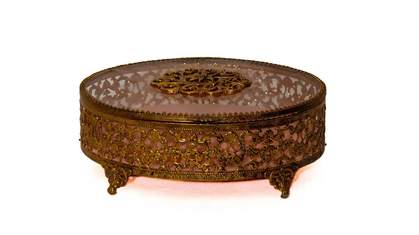 GOLD TONE FILIGREE ORMOLU TRINKET BOX WITH GLASS LID.