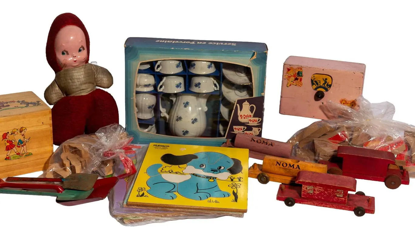 CHILDREN'S TOYS INCLUDING TEA SET AND WOOD TRAIN SET.