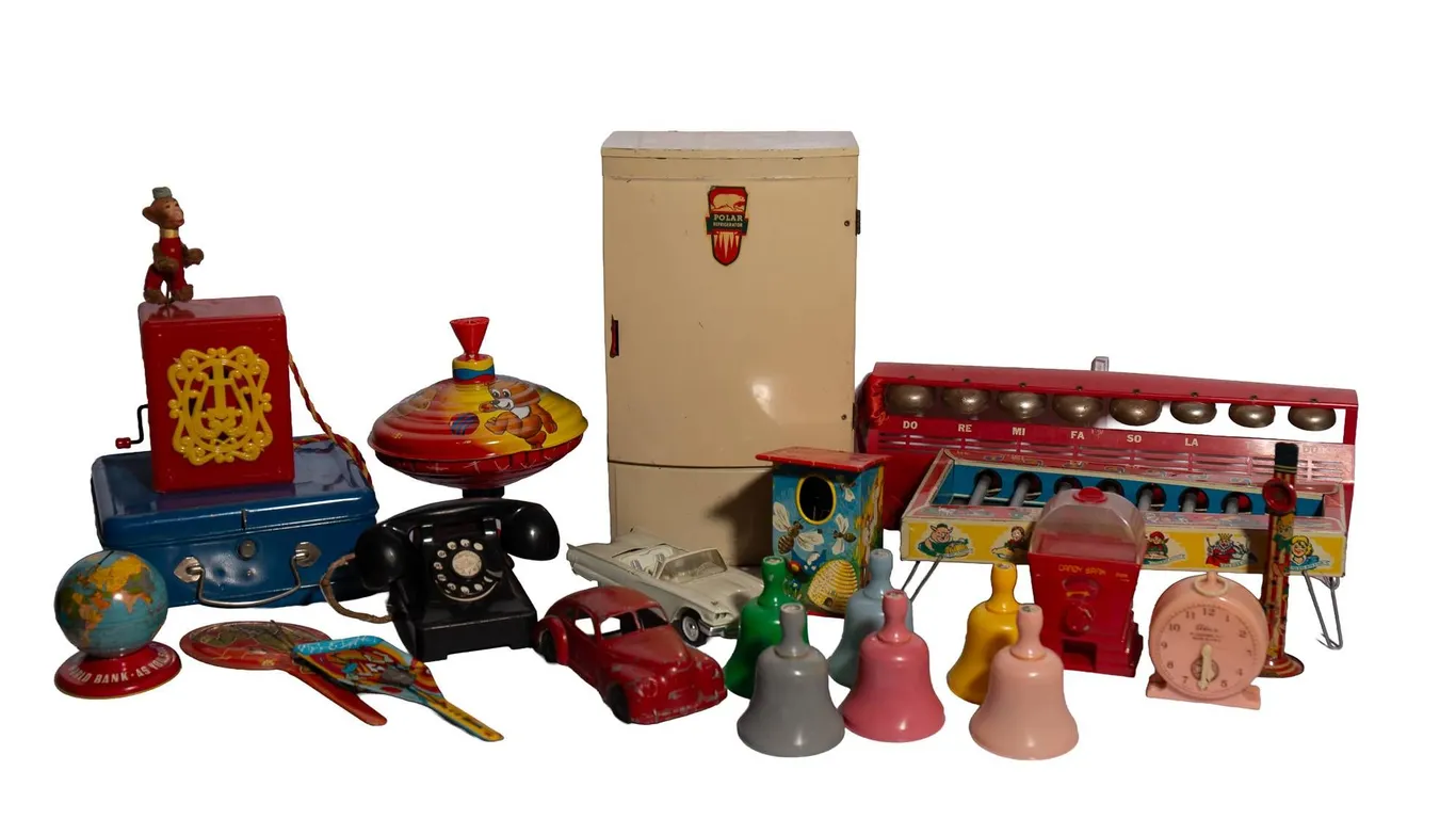TIN TOYS WITH ASSORTED OBJECTS, INCLUDING BELLS AND REFRIGERATOR.