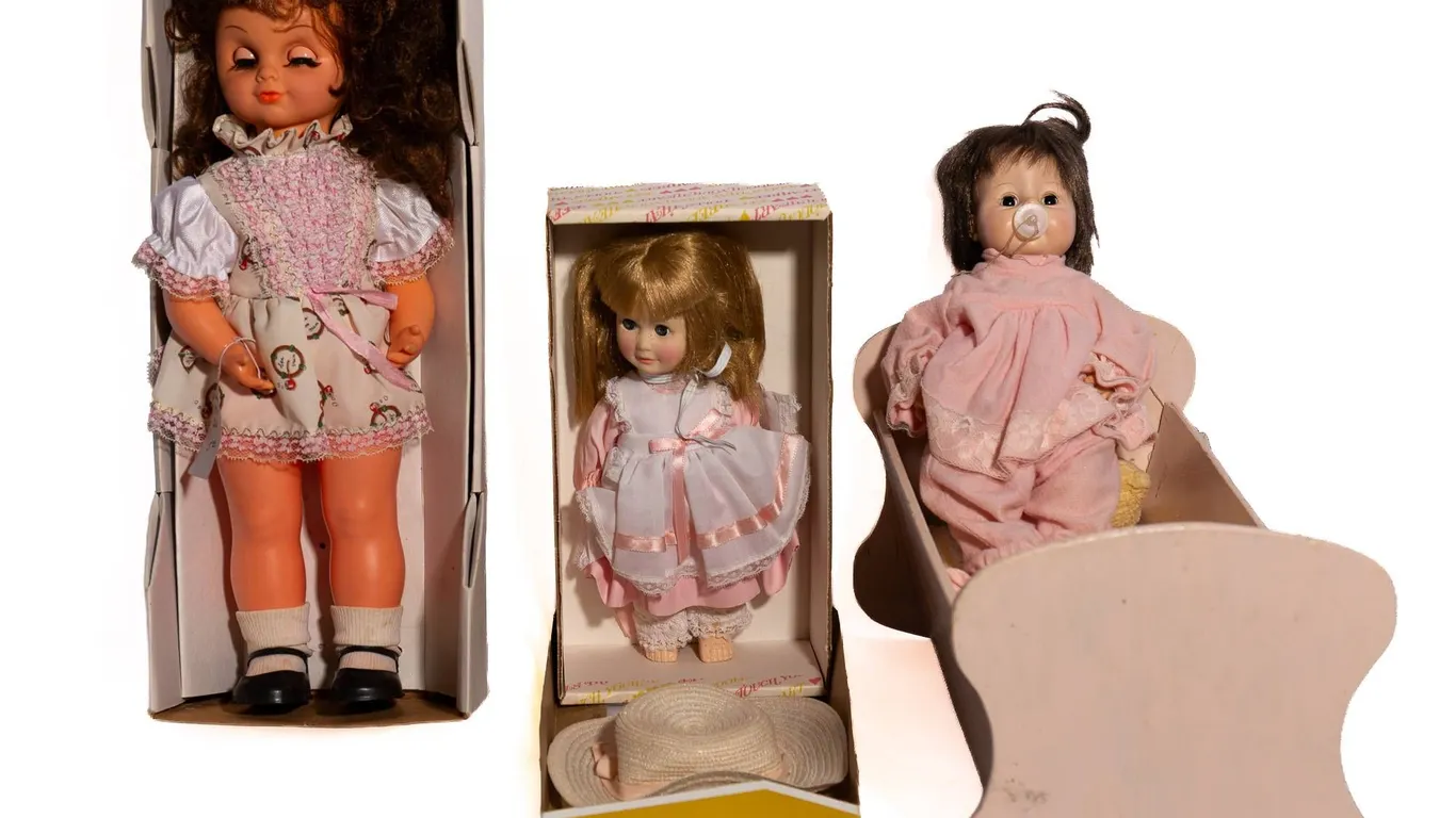 DOLLS INCLUDING MADAME ALEXANDER, EFFANBEE, JANE AND JENNY.