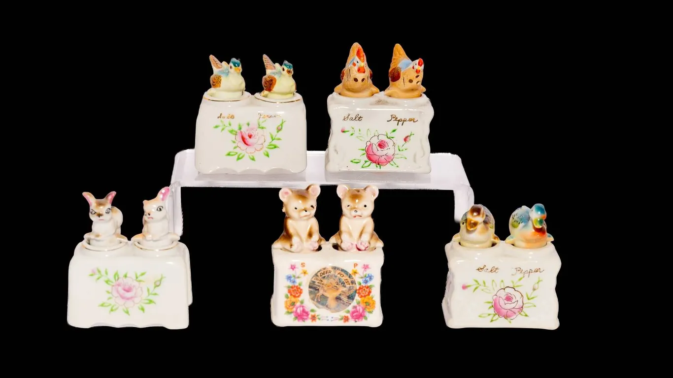 VINTAGE NOVELTY SALT AND PEPPER SHAKER NODDER OR ROCKER 3" H.