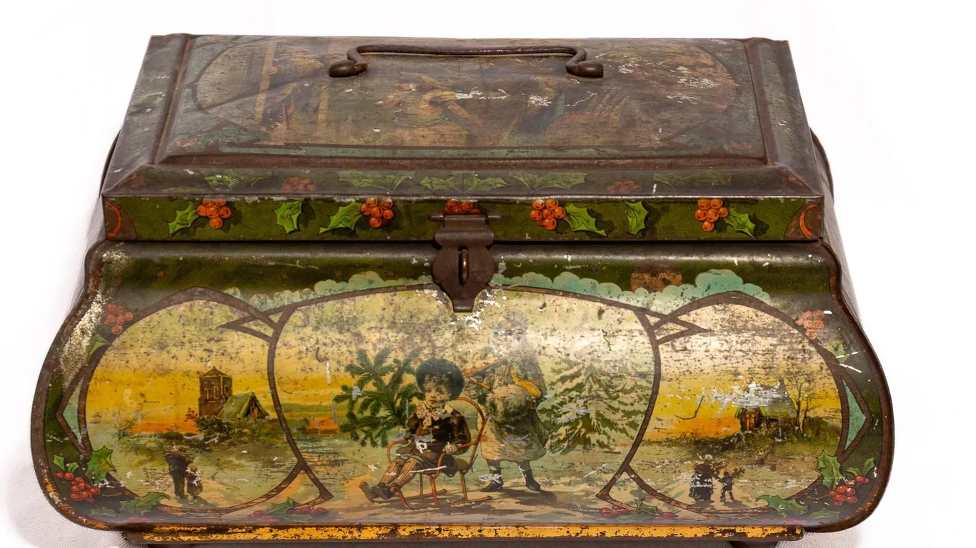 ANTIQUE TOLE PAINTED COOKIE TIN LATE 19TH EARLY 20TH CENTURY.