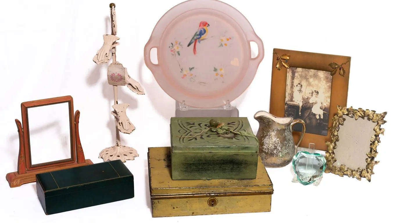DECORATIVE ITEMS INCLUDING FRAME, TOLEWARE TIN, AND JEWELRY BOX.