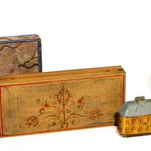 HAND PAINTED WOODEN TOLEWARE BOWL AND DECORATIVE BOXES.